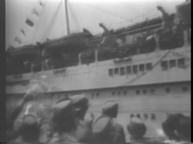 American veterans crowd the deck of the Queen Elizabeth on their return home in 1945